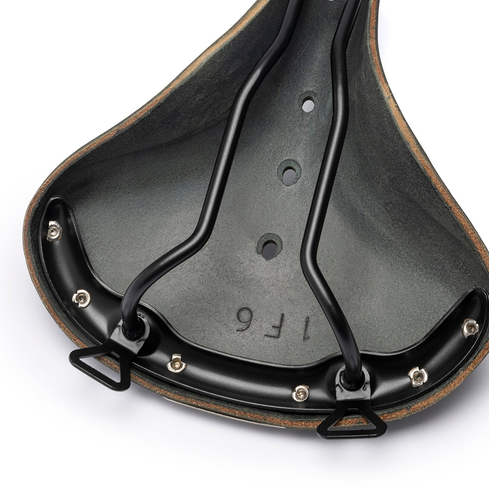 B282HS0A07202_B282HS0A07202_Brooks-England_7_b68-black-leather-saddle_detail2.jpg