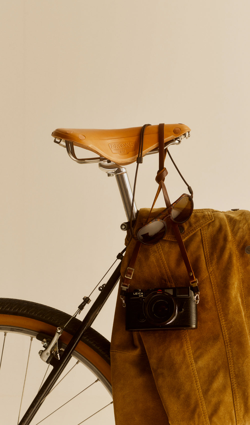 Black Plump Leather Grips: Adjustable, Hardwearing Grips | Brooks