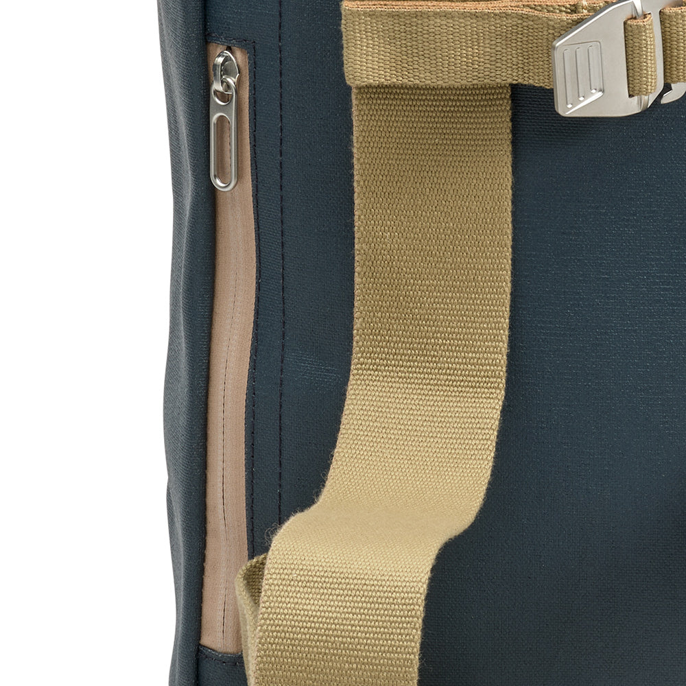 BB04300A07267_PICKWIC007267_Brooks-England_7_pickwick-cotton-canvas-26L-dark-blue-backpacks_detail4.jpg
