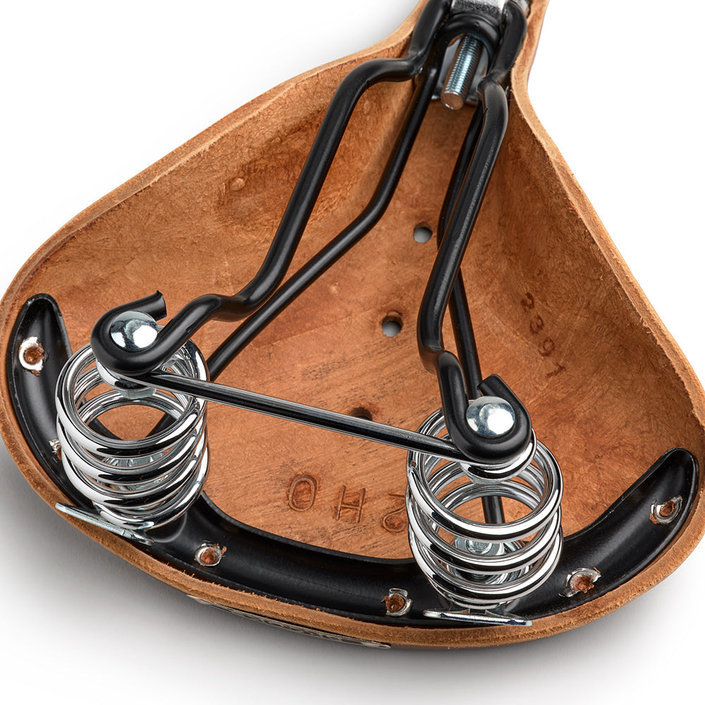 B427DS0A07203_B427DS0A07203_Brooks-England_7_b67-short-honey-leather-saddle_detail2.jpg