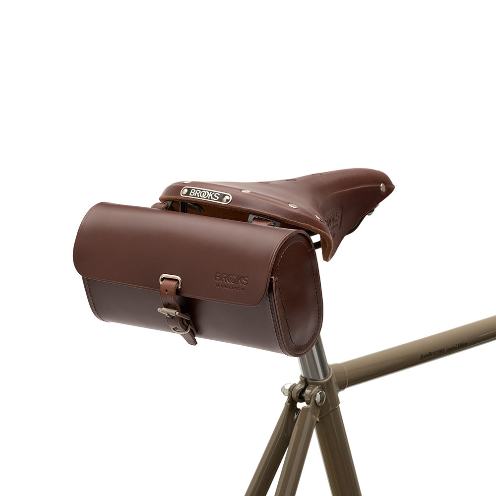 B743700A17205_CHALLE0017205_Brooks-England_7_challenge-1,5L-a-brown-bike-bags-set_up.jpg