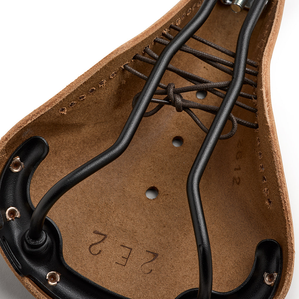 B211PL0A07210_B211PL0A07210_Brooks-England_7_B17-softened-dark-tan-leather-saddle_detail2.jpg