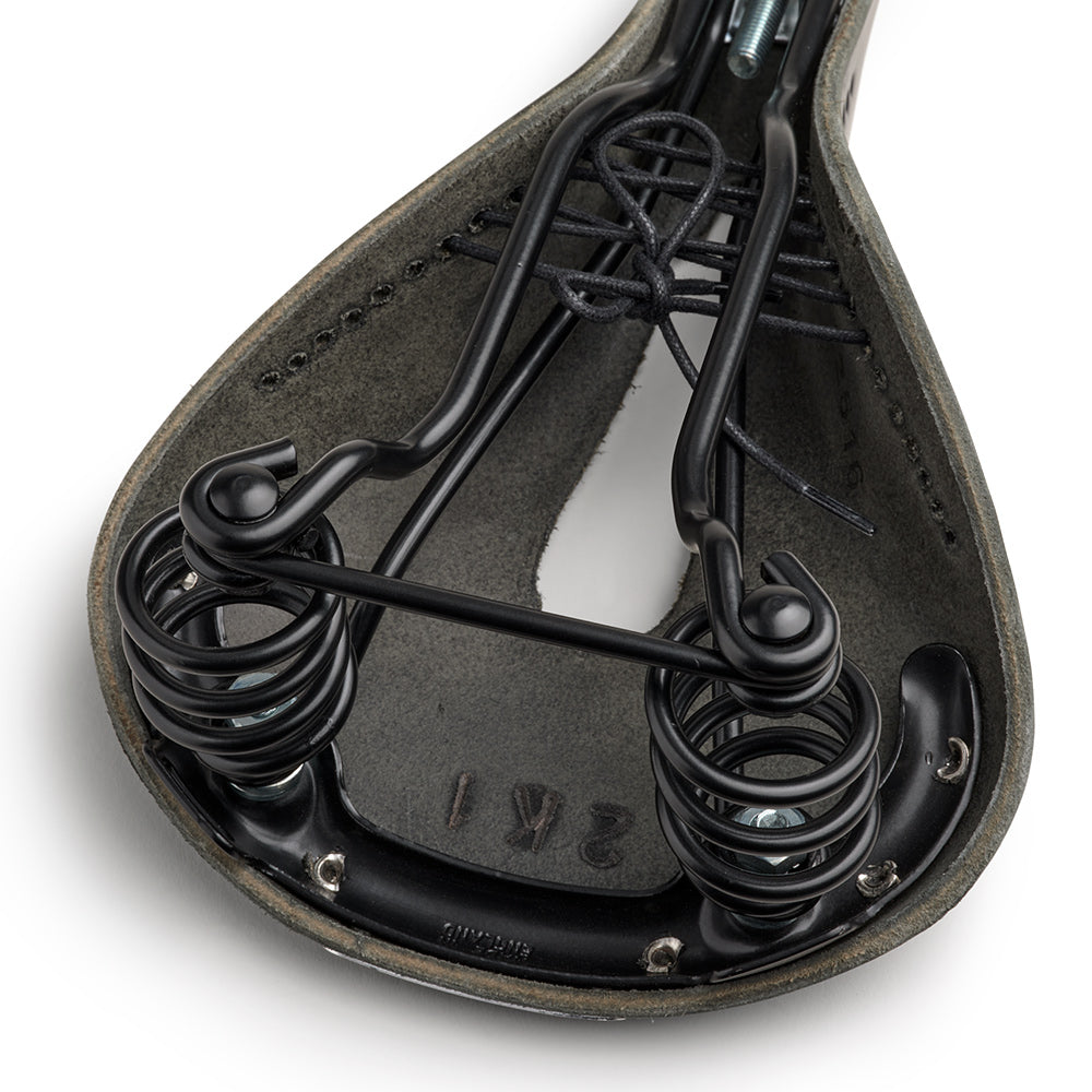 B396HILA07202_B396HILA07202_Brooks-England_7_flyer-carved-black-leather-saddle_detail2.jpg