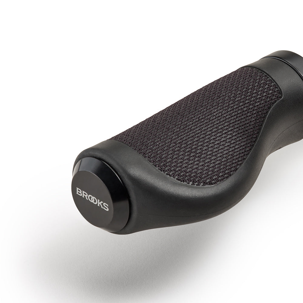 CSG6LS0A01000_ERGORUB040010_Brooks-England_3_ergonomic-cambium-rubber-130-100-black-grips_detail1.jpg