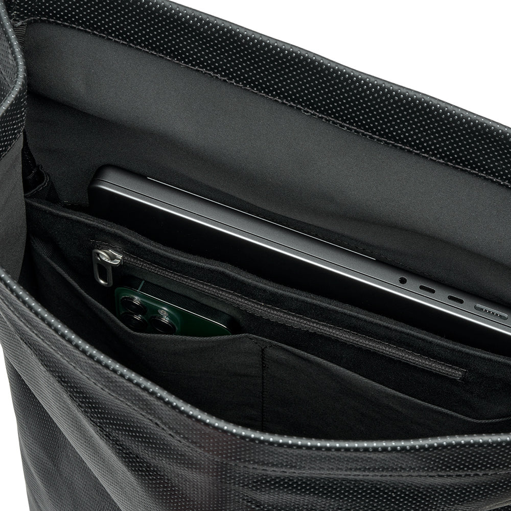 BB04300A3Q361_PICKWIC04Q361_Brooks-England_6_pickwick-reflective-leather-26L-black-backpacks_detail1.jpg