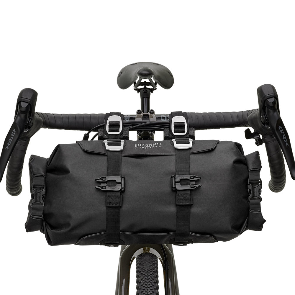 BHB03PLA00000_BHB05PLA00000_Brooks-England_8_handlebar-roll-black-scape-bike-bags-set-up_front.jpg