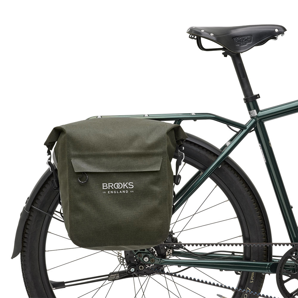 BPA01PLA0S401_SCAPE0000L401_Brooks-England_6_pannier-small-mud-green-scape-bike-bags-set-up-rear_wheel.jpg