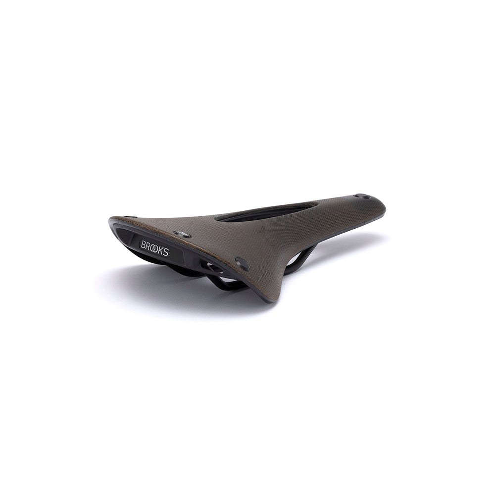 C17 Carved: Braune Gravel-Sattel mit Loch