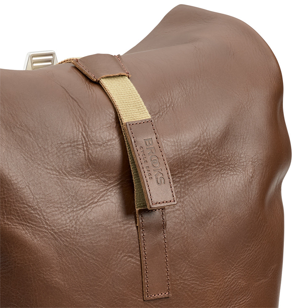 BB04300A2Q332_PICKWIC01Q332_Brooks-England_8_pickwick-leather-26L-dark-tan-brown-backpacks_detail2.jpg