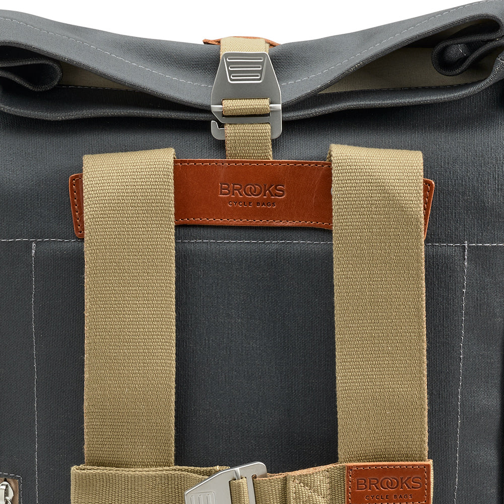 BB04300A07266_PICKWIC007266_Brooks-England_10_pickwick-cotton-canvas-26L-grey-backpacks_detail5.jpg