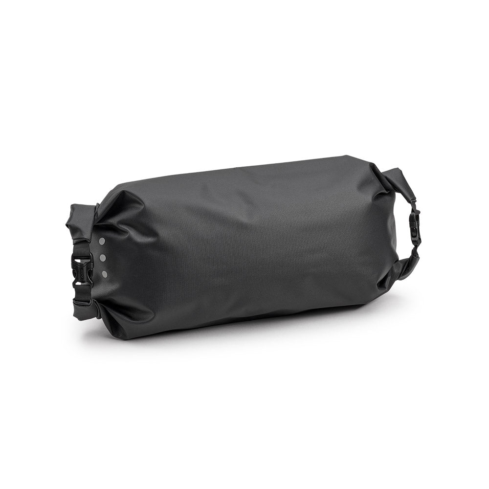 BHB03PLA00401_BHB03PLA00401_Brooks-England_4_handlebar-roll-mud-green-scape-bike-bags-drybag_3-4.jpg
