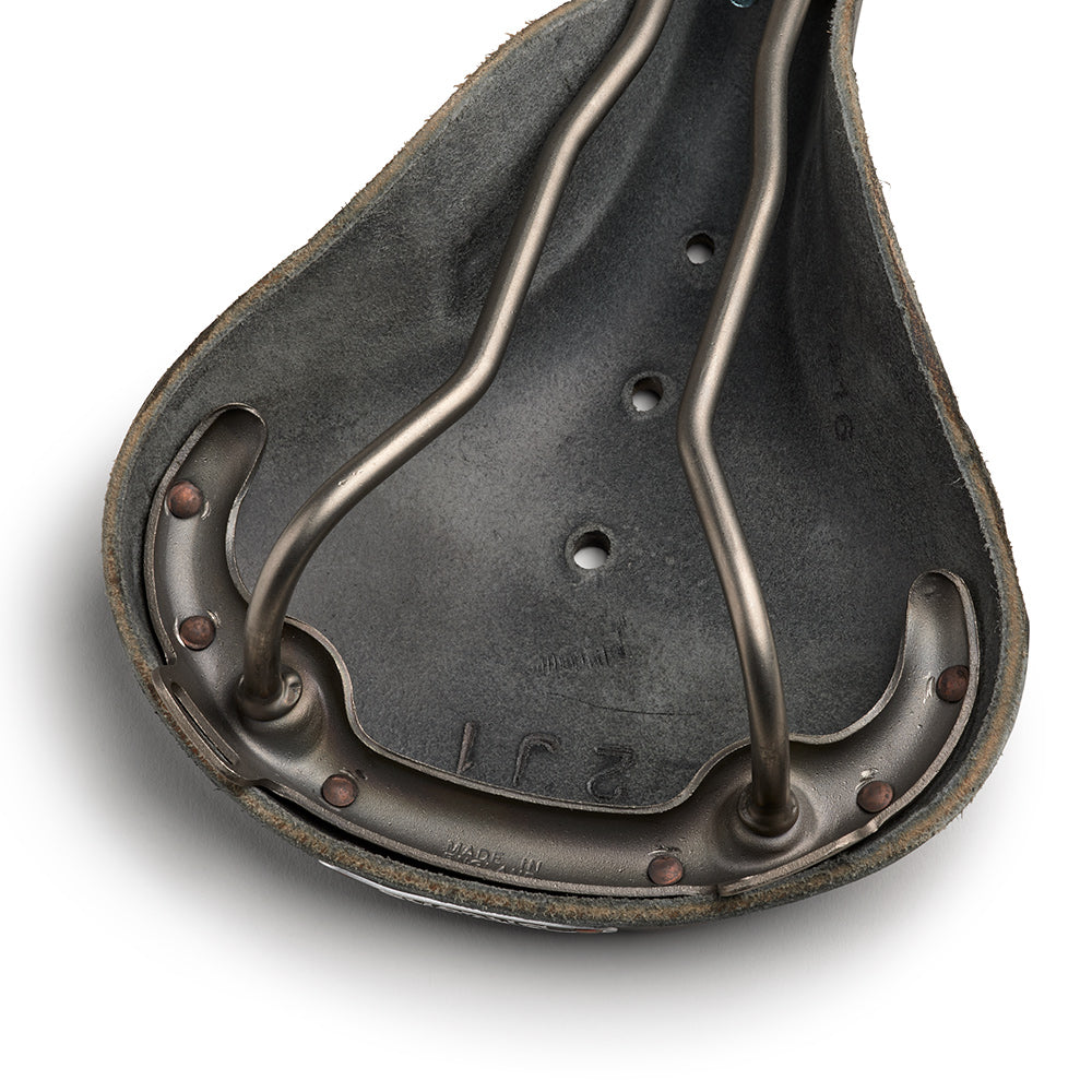 B211000A27202_B211000A27202_Brooks-England_7_B17-special-titanium-black-leather-saddle_detail2.jpg