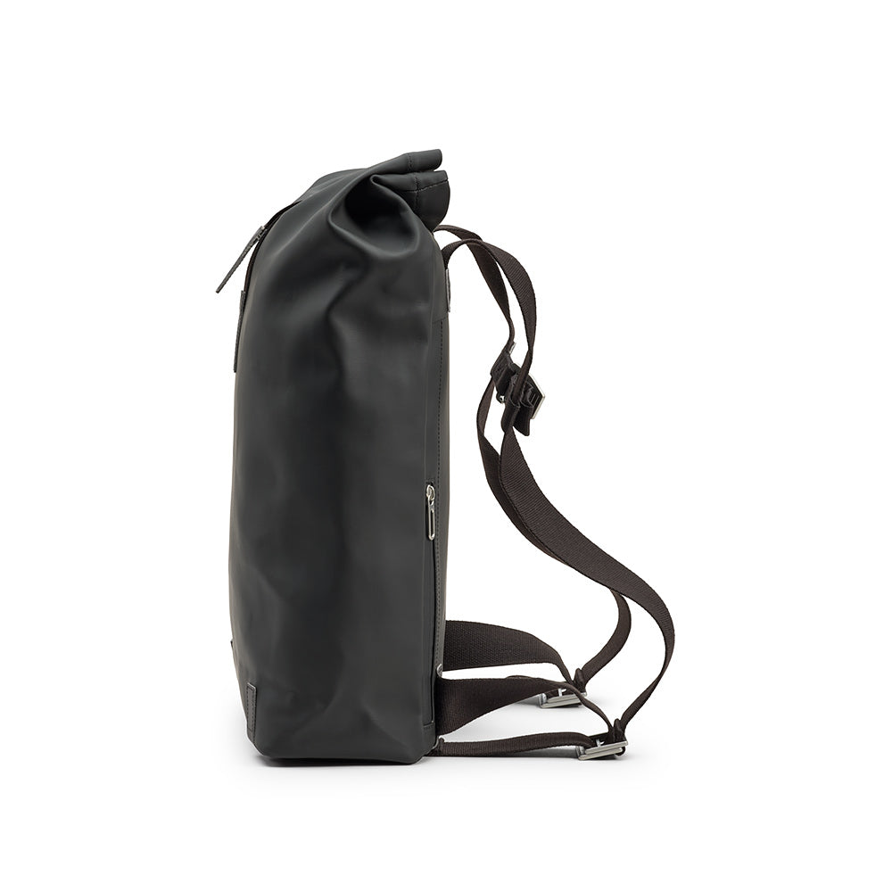 BB04300B87200_PICKWIC057200_Brooks-England_4_pickwick-coated-remade-26L-black-backpacks-left_side.jpg