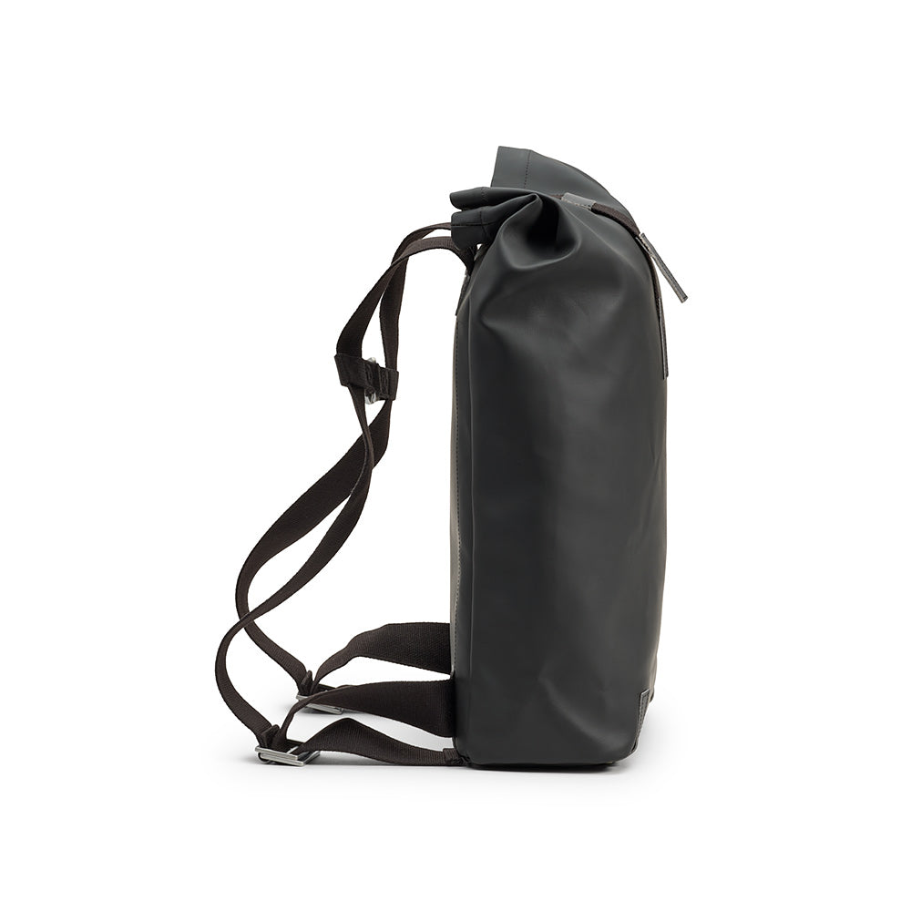 BB04300B87200_PICKWIC057200_Brooks-England_2_pickwick-coated-remade-26L-black-backpacks-right_side.jpg