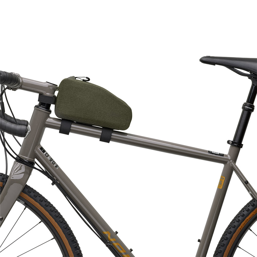 BTT01PLA00401_BTT01PLA00401_Brooks-England_4_top-tube-bag-mud-green-scape-bike-bags-set-up-left_side.jpg