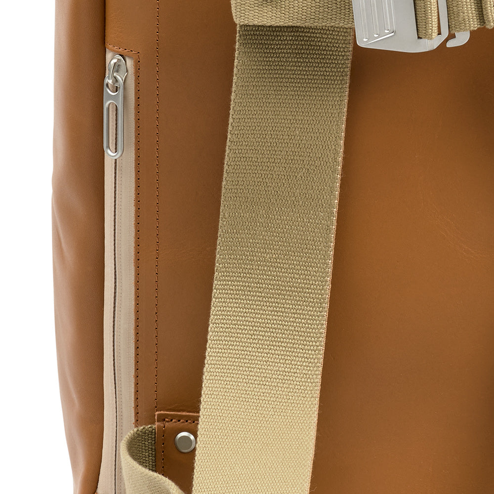 BB04300A2Q333_PICKWIC01Q333_Brooks-England_7_pickwick-leather-26L-cognac-backpacks_detail3.jpg