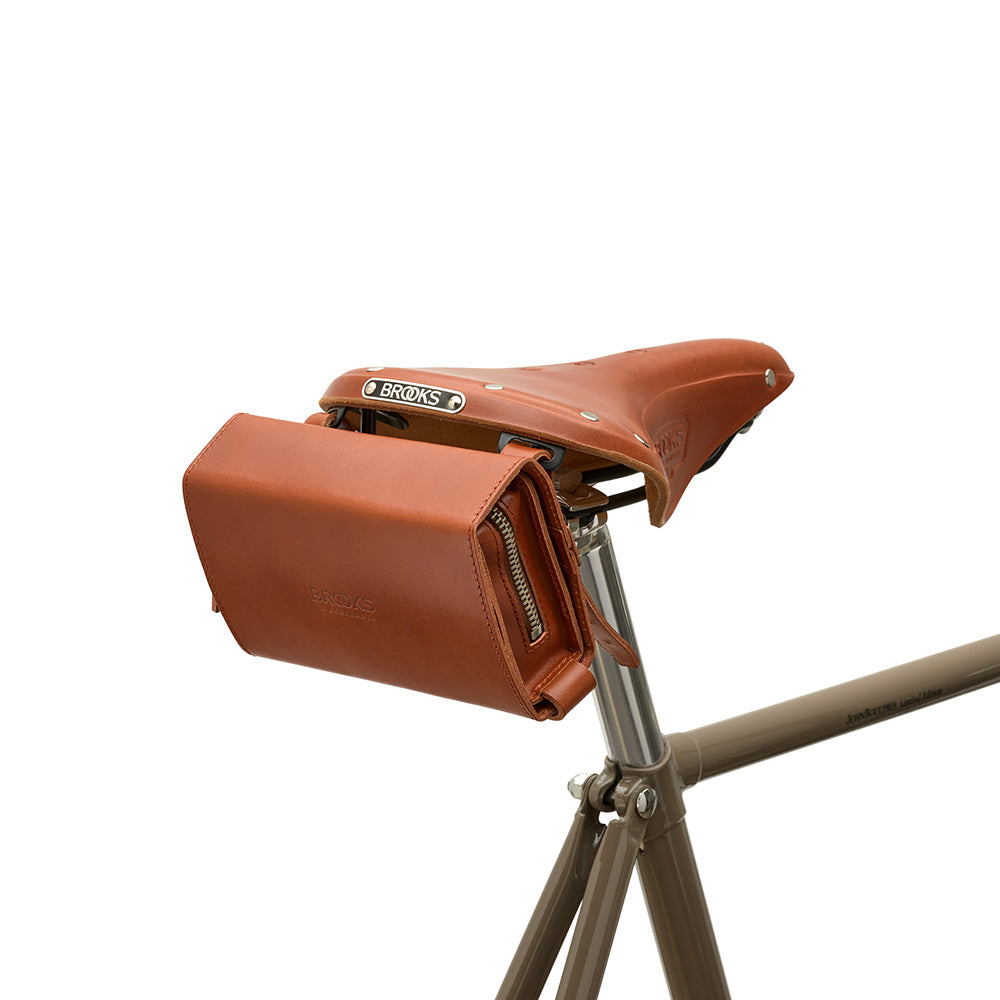 B276700A17203_DSHAPE0007203_Brooks-England_6_d-shaped-1L-honey-bike-bags-set_up.jpg