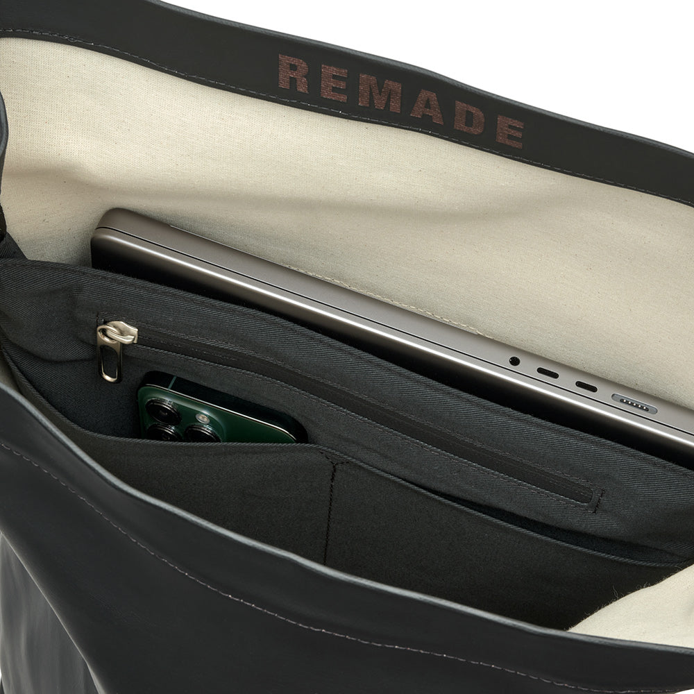 BB04300B87200_PICKWIC057200_Brooks-England_6_pickwick-coated-remade-26L-black-backpacks_detail2.jpg