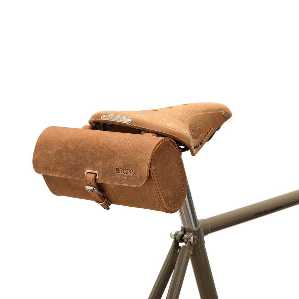 B743700A17210_CHALLE0017210_Brooks-England_7_challenge-1,5L-dark-tan-bike-bags-set_up.jpg