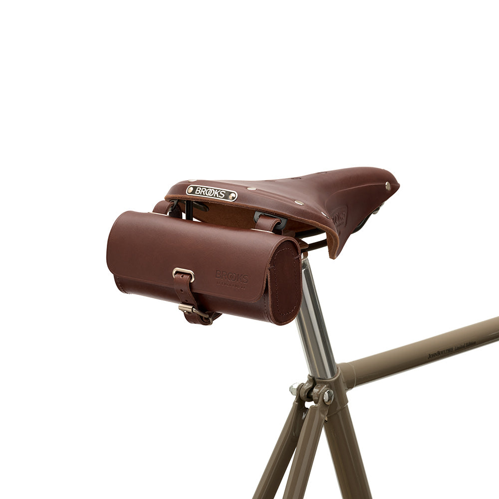 B743600A27205_CHALLE0017205_Brooks-England_7_challenge-0,5L-a-brown-bike-bags-set_up.jpg