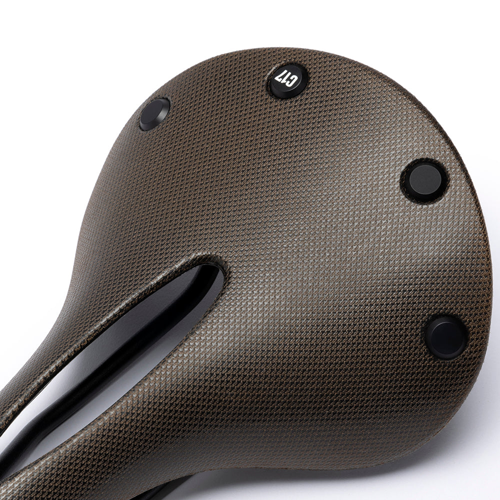 C17 Carved: Braune Gravel-Sattel mit Loch