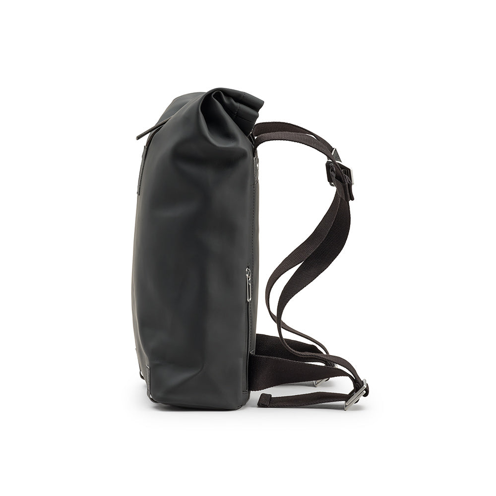 BB02200B47200_PICKWIC067200_Brooks-England_4_pickwick-coated-remade-12L-black-backpacks-left_side.jpg